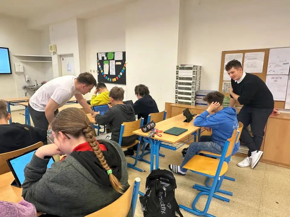 Žáci pracují s umělou inteligencí ve třídě