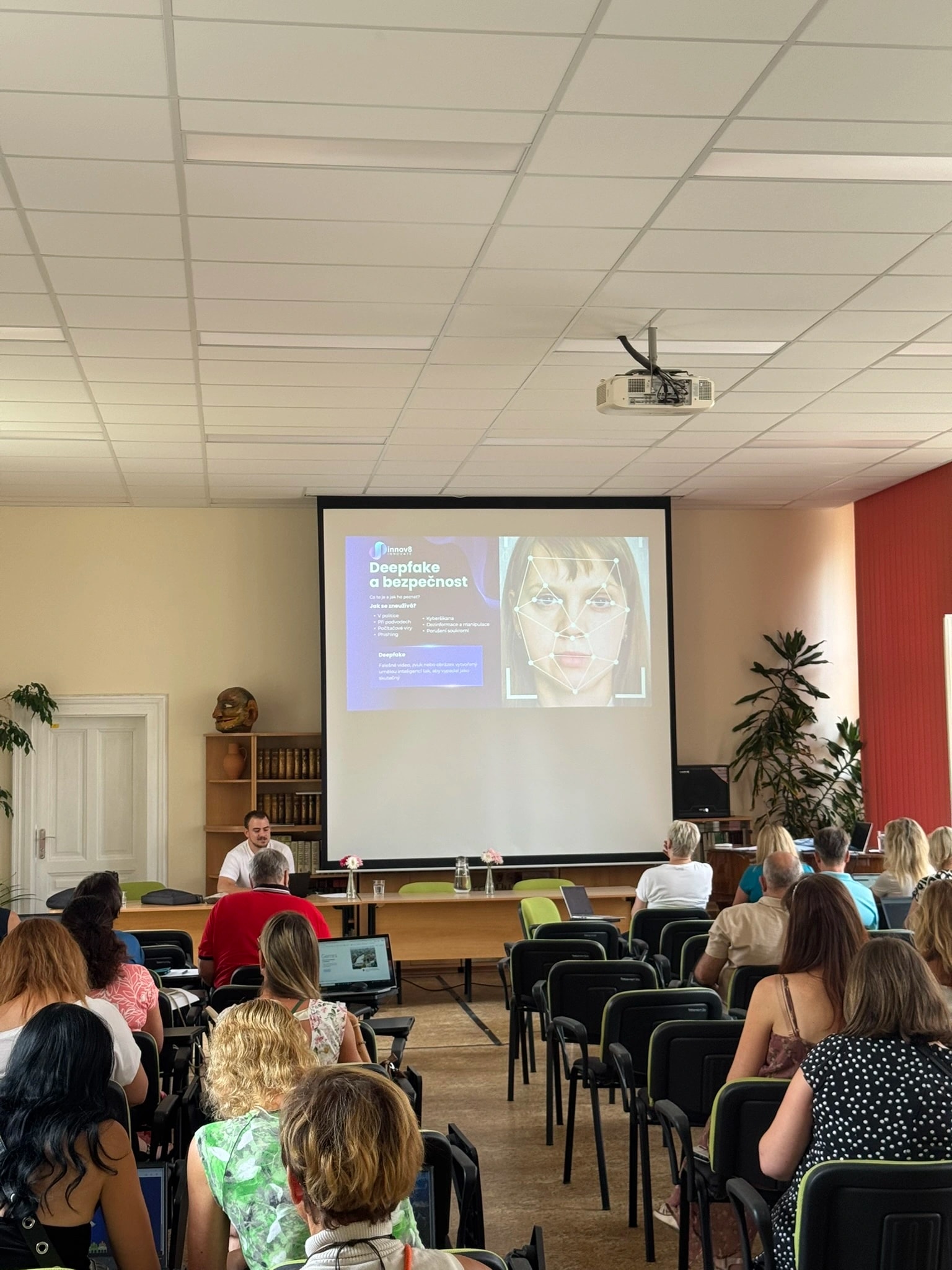Pedagogové při praktické části školení o umělé inteligenci od Innov8