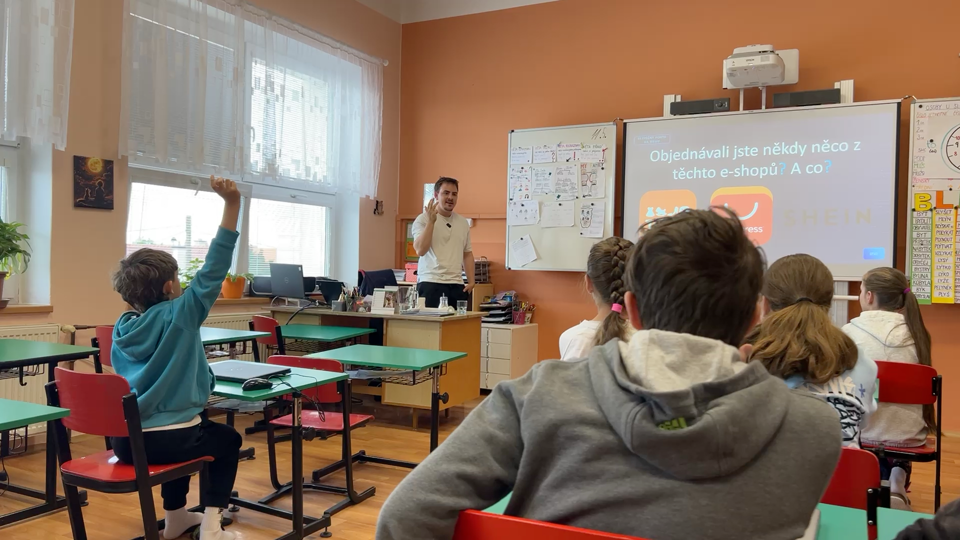 Bezpečný pohyb na webu a rizika anonymních e-shopů na projektovém dni o bezpečnosti na internetu pro žáky ZŠ